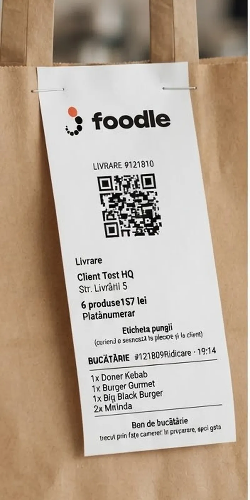 Pungă de livrare cu eticheta Foodle și codul QR al comenzii